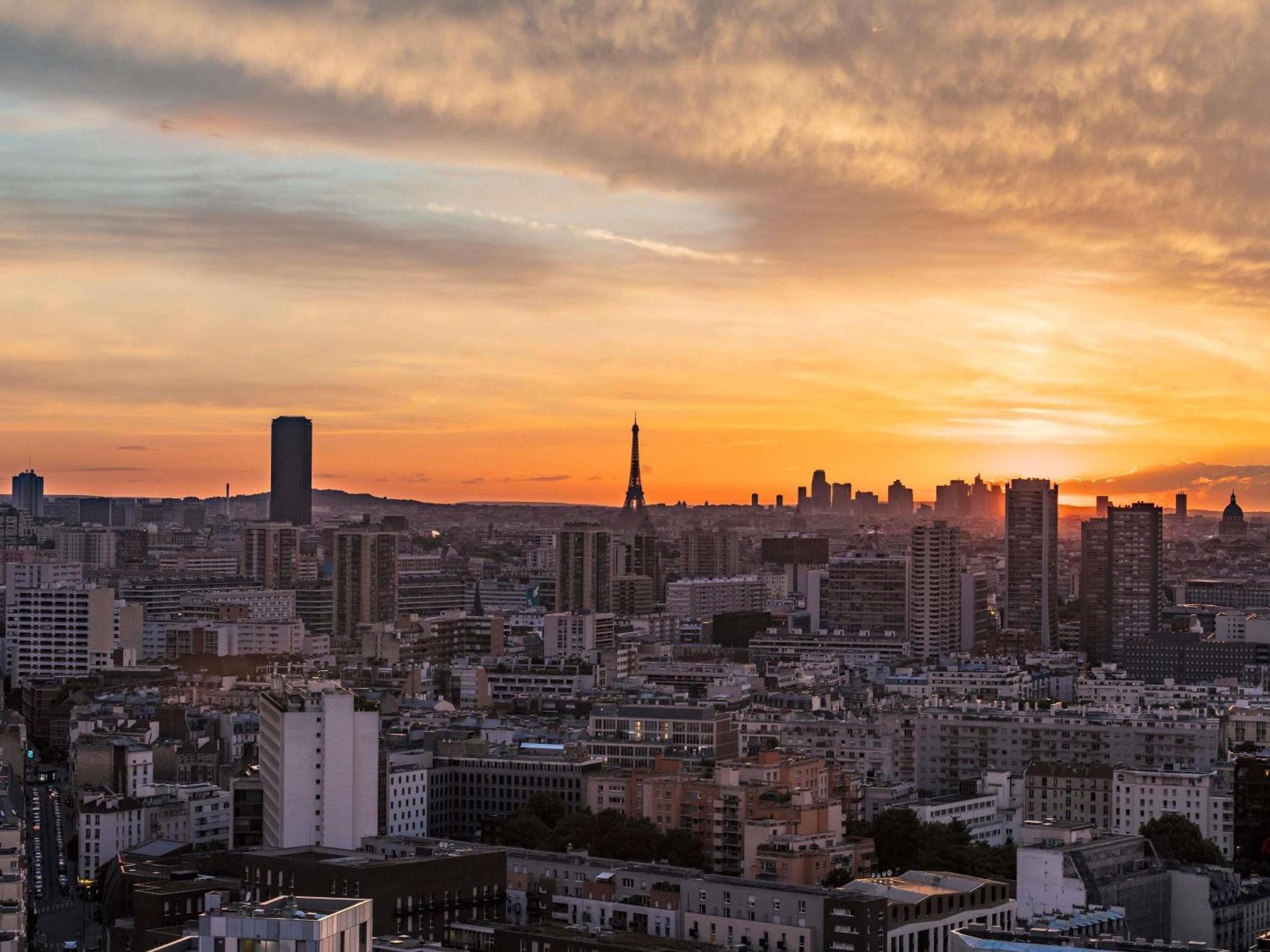 Executive Corner King Room Panoramic Eiffel Tower View