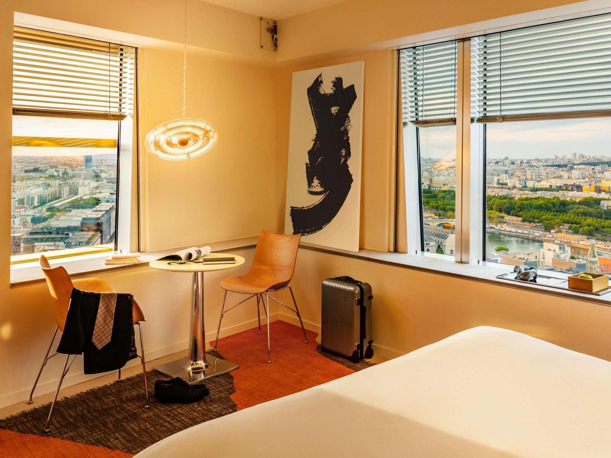 Executive Corner King Room Panoramic Eiffel Tower View