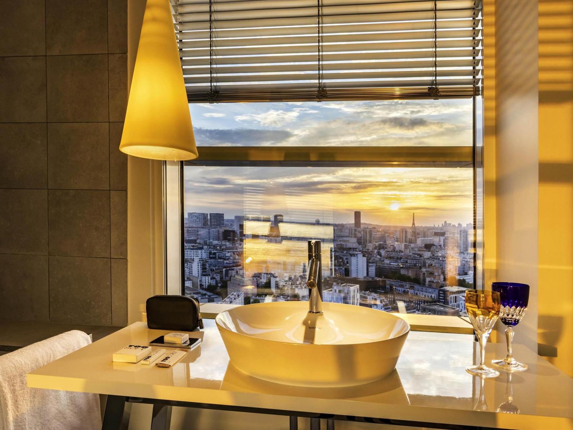 Executive Corner King Room Panoramic Eiffel Tower View